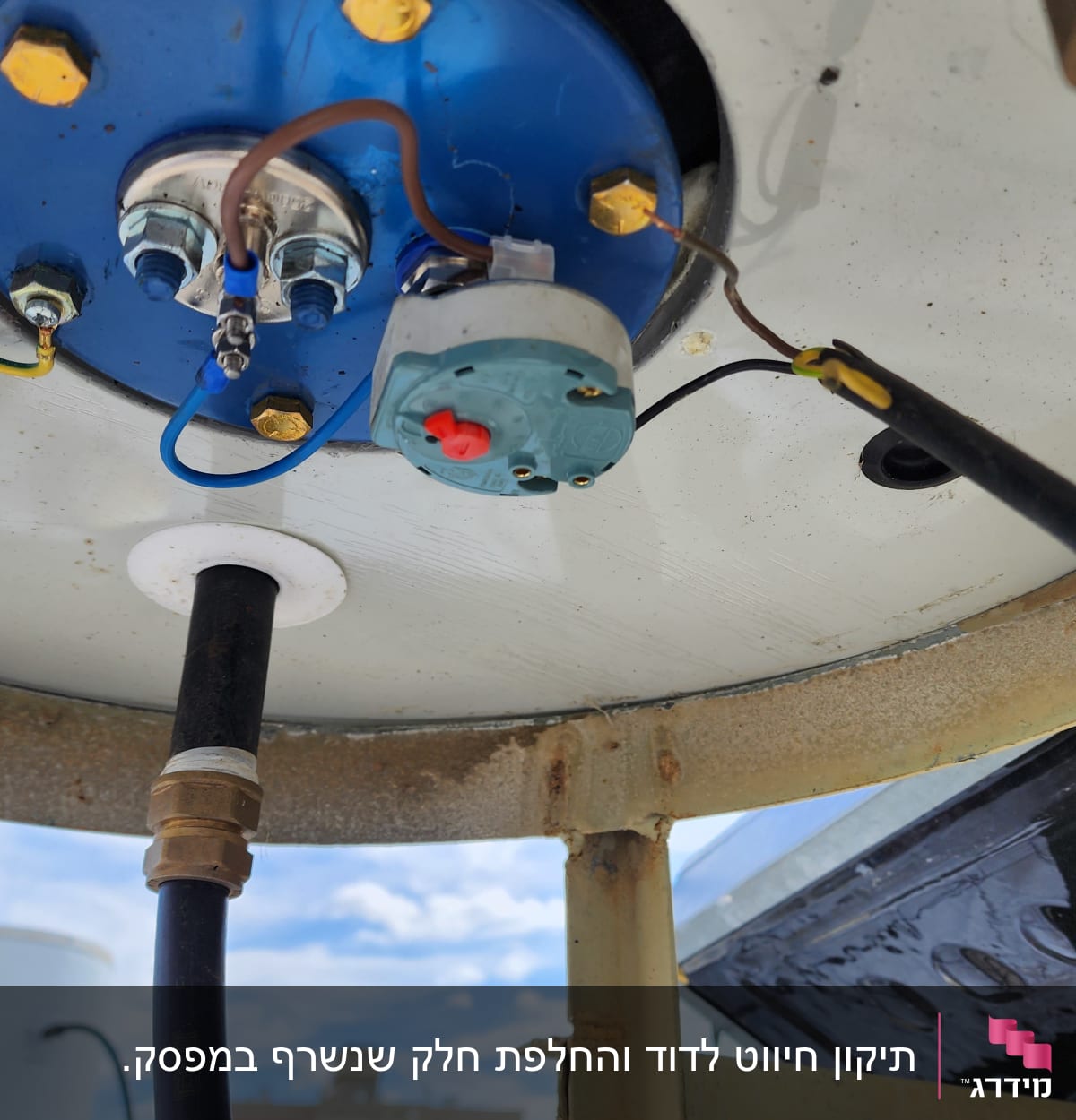 חיבורים חשמליים על לוח כחול עם ברגים וחוטים